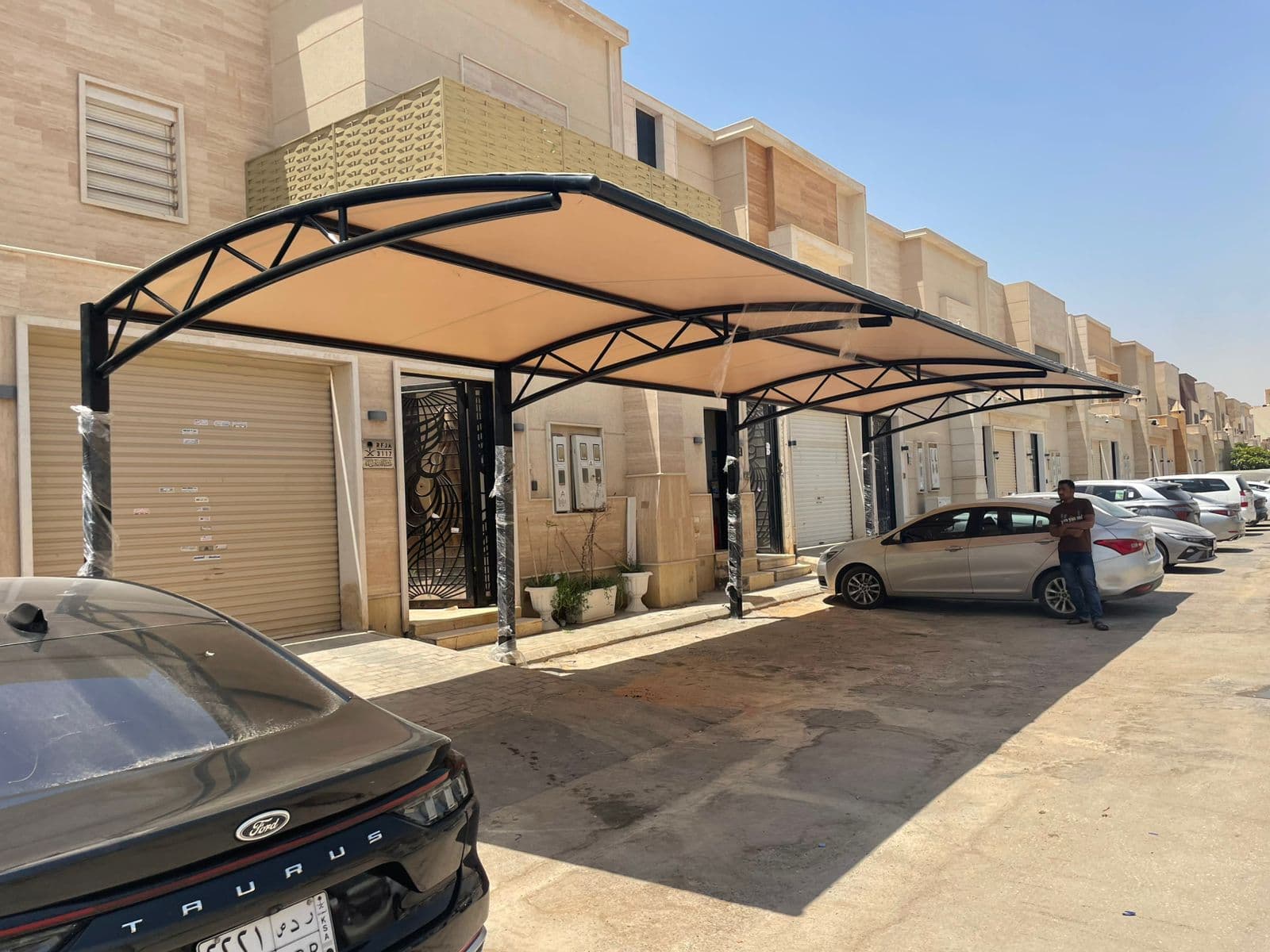 عملية تركيب مظلة سيارة ب 